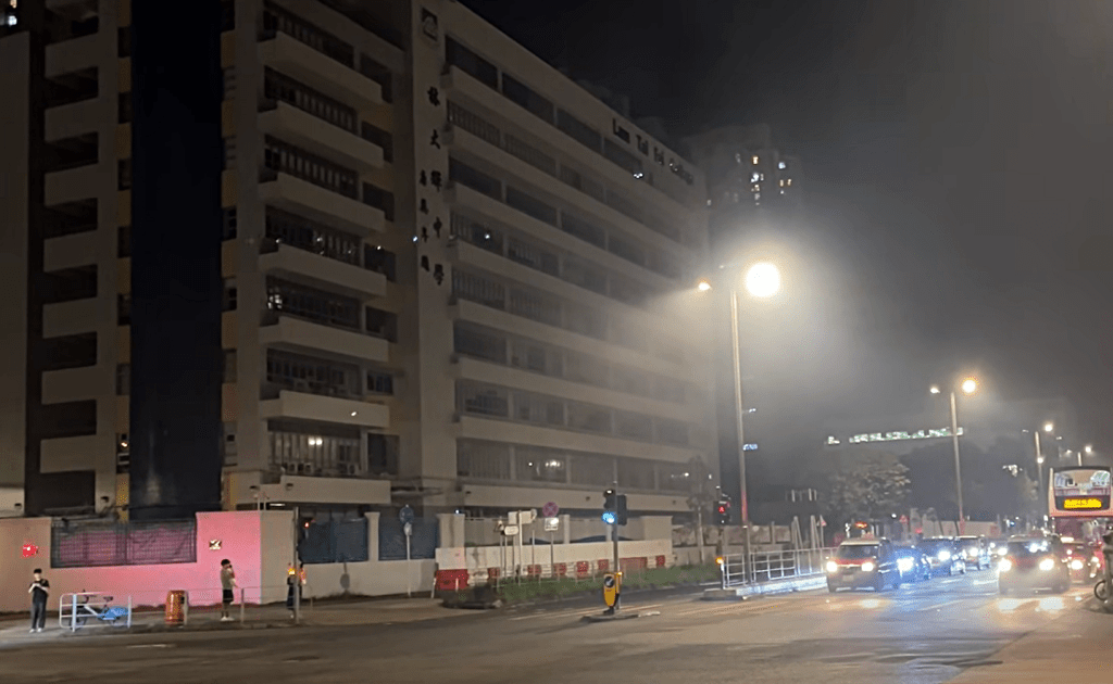 沙田威尔斯亲王医院重建地盘冒出浓烟。网图