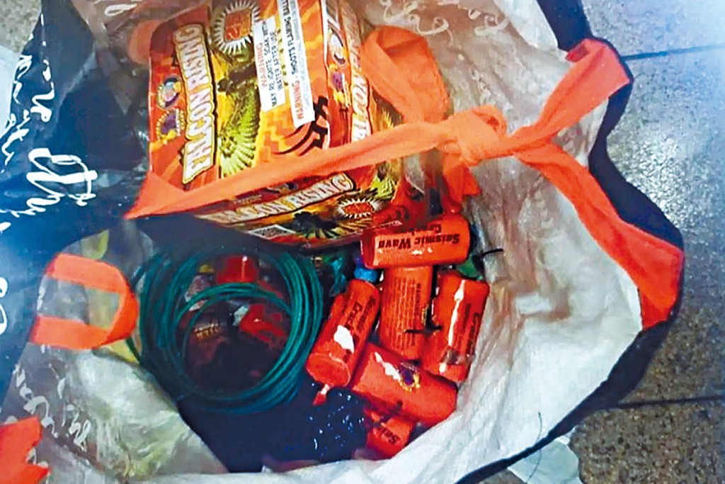 警方檢獲疑犯留下的袋子,似乎裝滿煙霧彈和煙花。