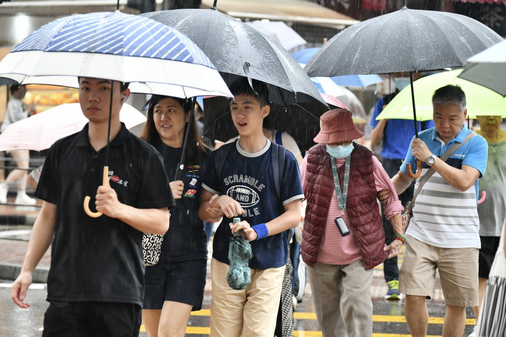 黑雨今天(2日)懸掛2小時。盧江球攝