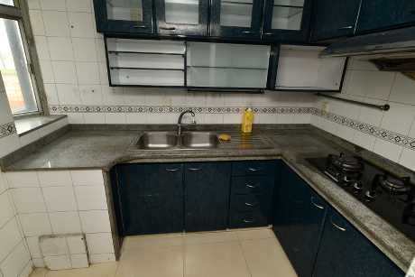 廚房空間大,並配有多組廚櫃,貯物空間充足。