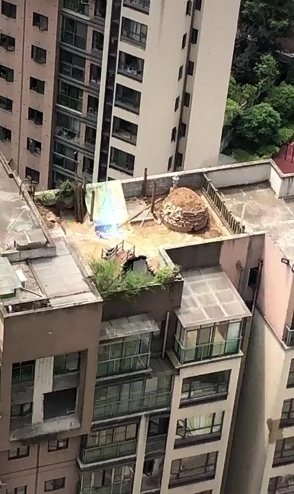 川女业主买二手顶楼单位8年，惊觉客厅上的天台有座土坟。