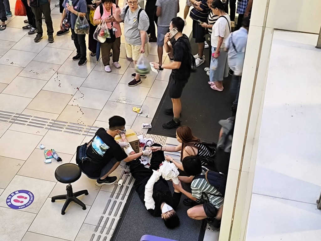 男子雙手受傷浴血，倒卧地上。網上圖片