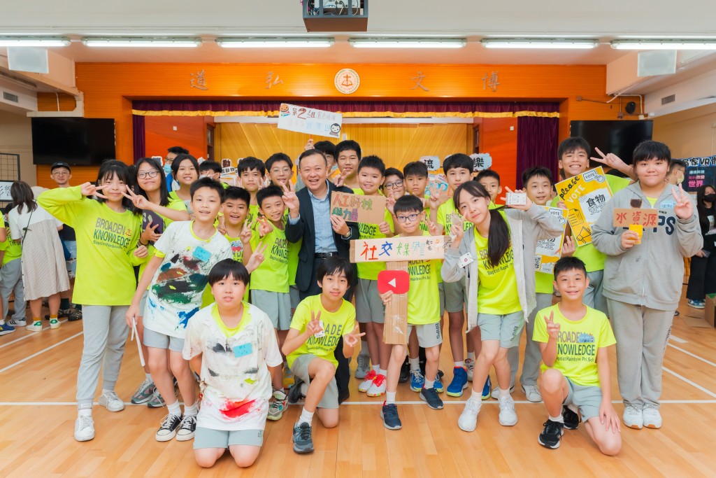  浸信會天虹小學馮耀章校長與學生（圖片來源：《親子王》）