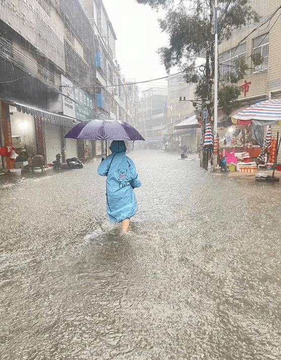 廣西欽州暴雨，水浸嚴重，行人寸步難行。