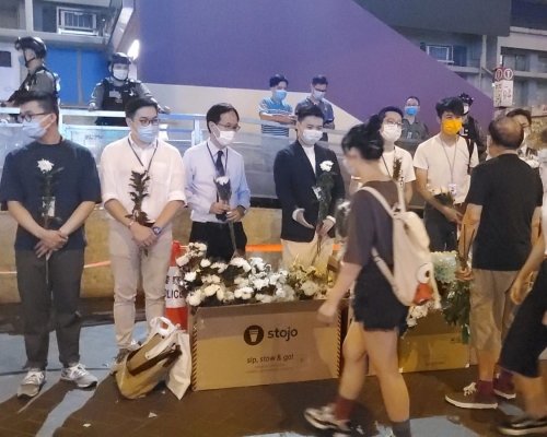 數名區議員在場代收鮮花。