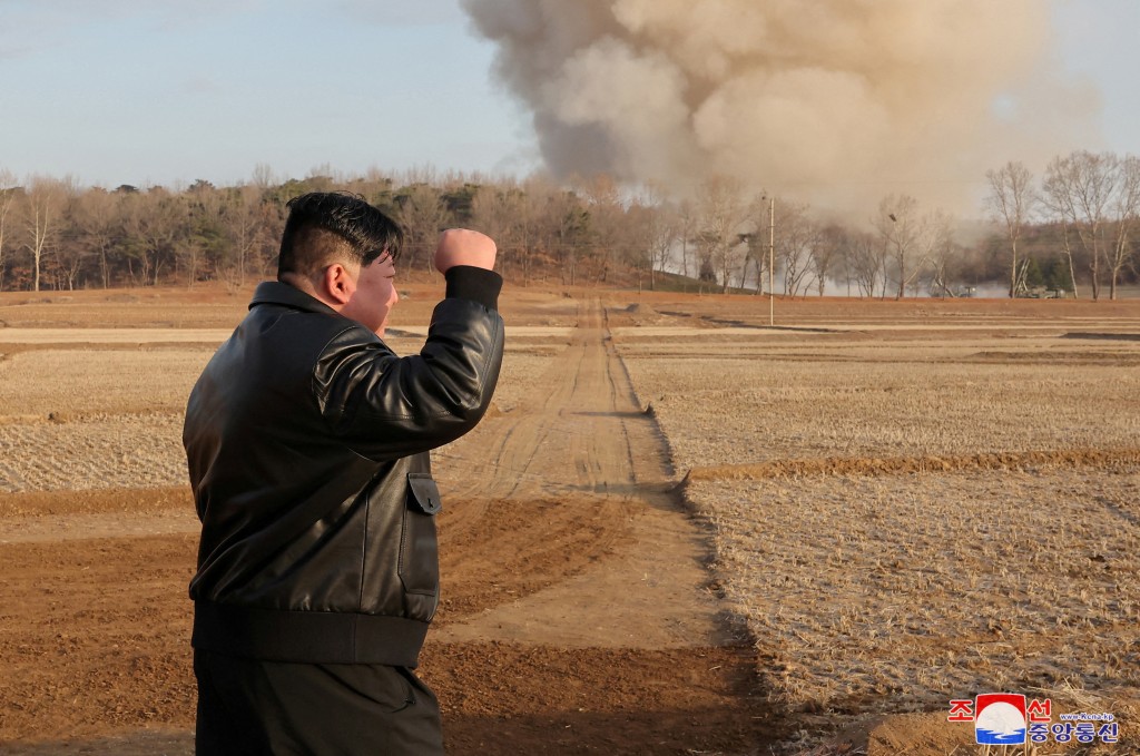 北韓領袖金正恩3月親自督導火炮射擊訓練。路透社