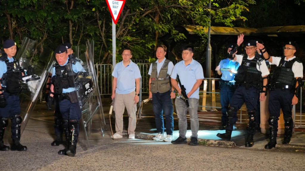 警方聯同漁護署人員一行30人,在壆圍南路進行掃蕩,有警員戴上全套防護裝備,漁護處人員亦配備麻醉槍及繩索,最終捕獲3隻成年唐狗,將帶返動物管理中心作進一步檢驗及觀察。黃文威攝 警方聯同漁護署人員一行30人,在壆圍南路進行掃蕩,有警員戴上全套防護裝備,漁護處人員亦配備麻醉槍及繩索,最終捕獲3隻成年唐狗,將帶返動物管理中心作進一步檢驗及觀察。黃文威攝