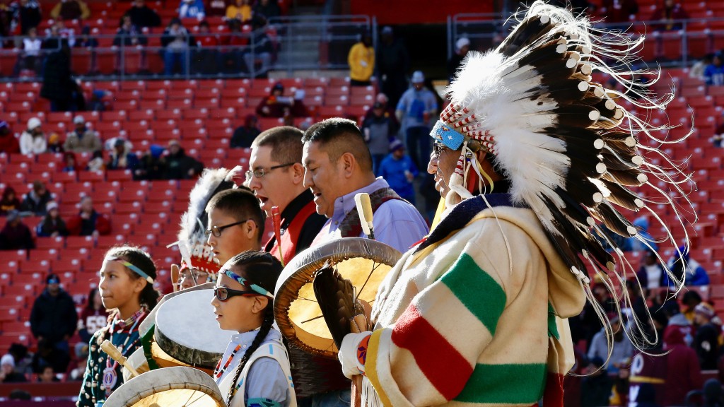 在马里兰州举行的NFL榄球赛，黑脚民族（Blackfeet Nation）成员在庆祝美洲原住民传统月活动中表演。 美联社