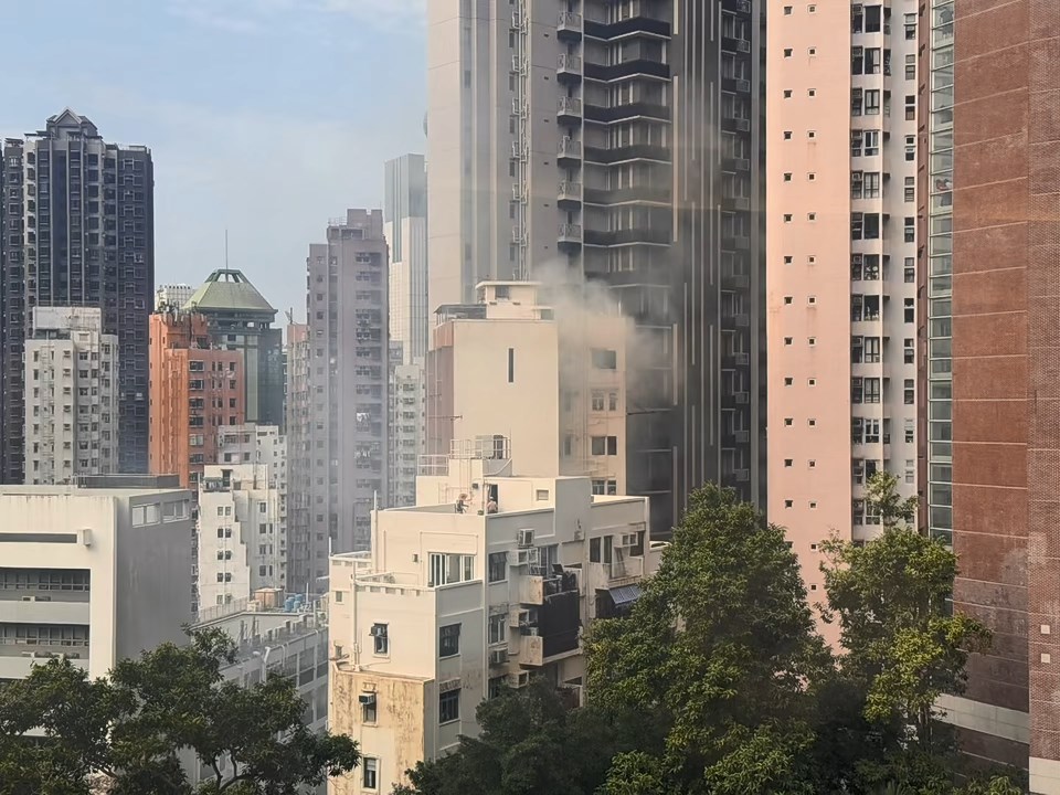 美興樓一單位的冷氣機起火冒煙，遠處清晰可見。網上圖片