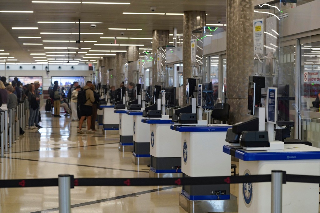 由於長期無薪工作，不少TSA人員選擇請病假或離職，導致全美主要機場安檢人手嚴重不足。路透社