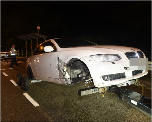 車輛撞至前轆飛出。