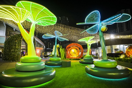 閃爍的色燈於黑夜綻放，猶如森林內的點點星光，締造日夜不同景致。