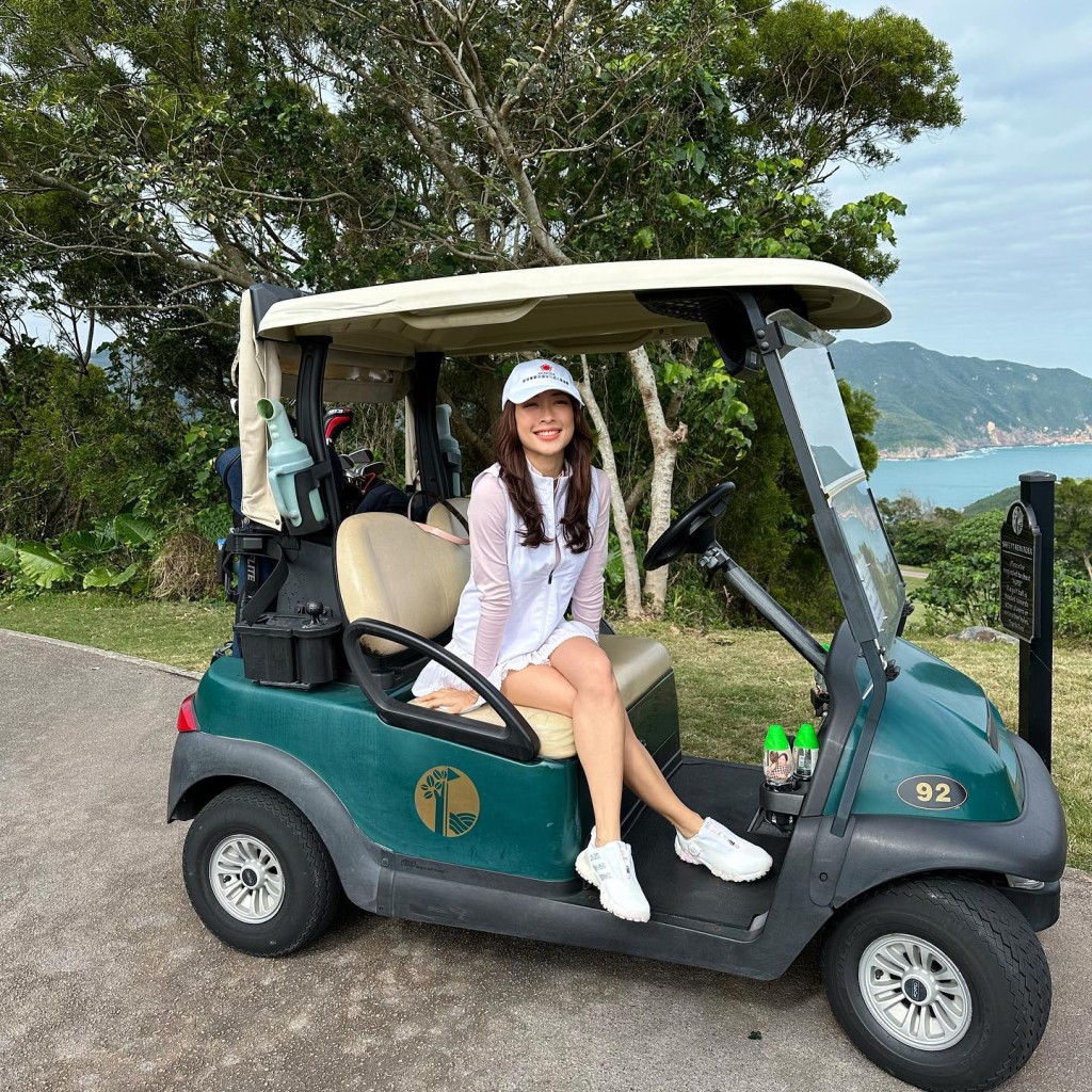 龐卓欣去打Golf。