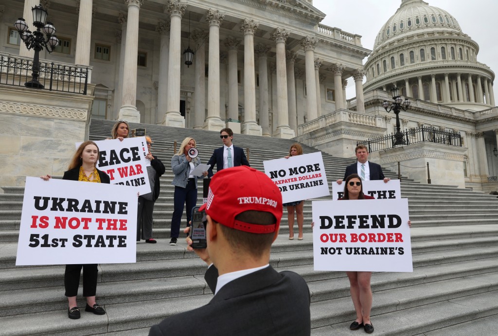 在聯邦政府面臨關門的危機下，共和黨女眾議員格林日前在國會外發起示威，抗議美國軍援烏克蘭。 路透社