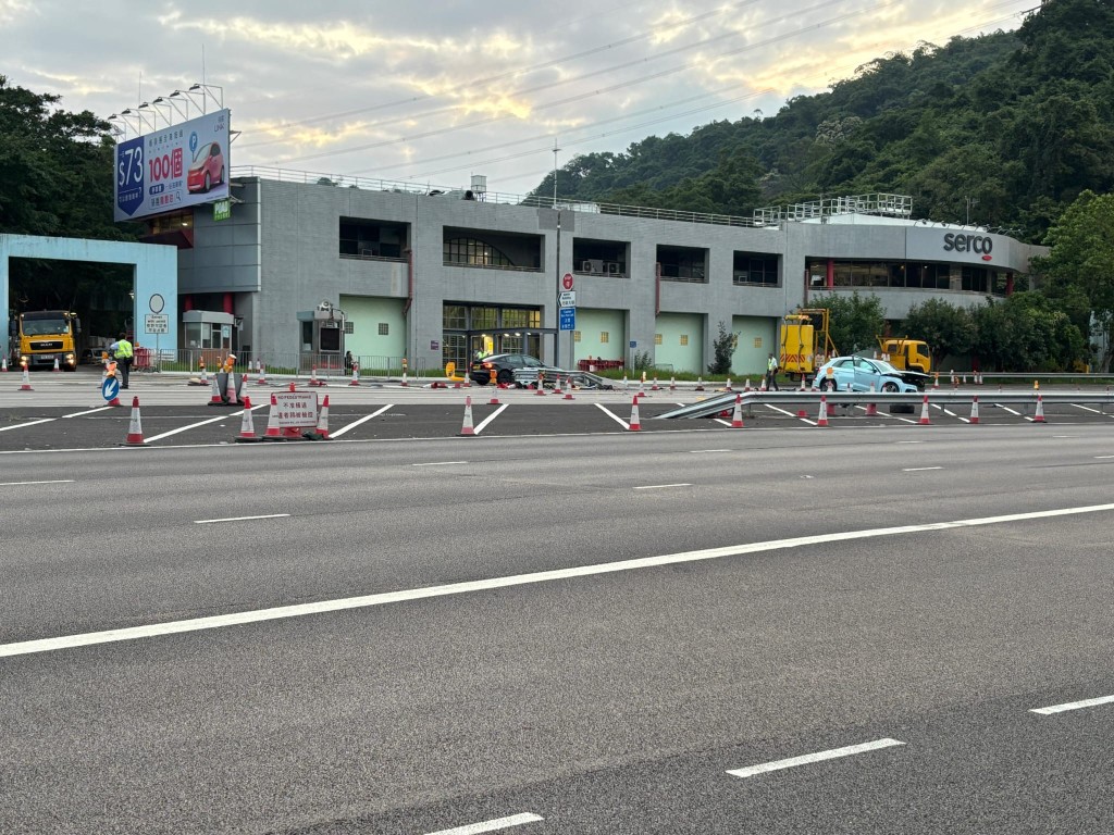 城門隧道轉車站私家自炒撞欄 女司機面傷送院。 城門隧道轉車站私家自炒撞欄 女司機面傷送院。