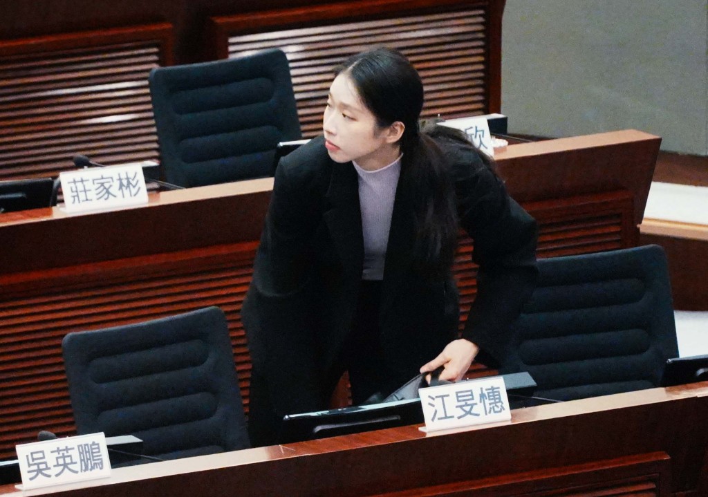 江旻憓提前入座。 江旻憓提前入座。