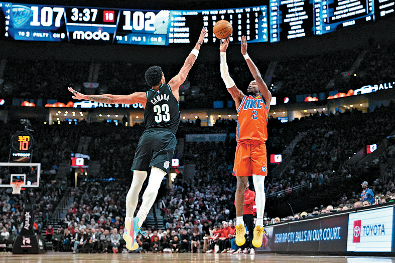 雷霆擊敗拓荒者，SGA（右）今仗攻入28分。