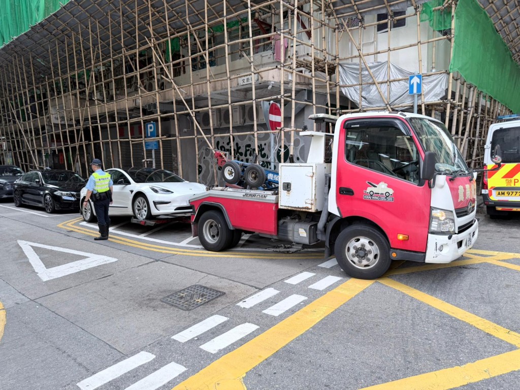 油尖警區聯同西九龍總區交通部人員在區內展開代號「動天」（MOVESKY）的打擊違例泊車黑點行動。警方圖片