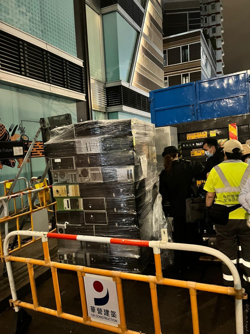 食環署檢走共約5.2公噸的物品，包括大量電腦零件。警方圖片
