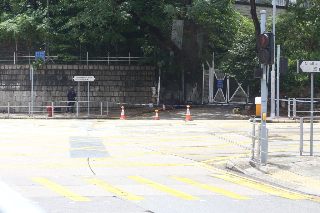 警方將現場一段道路封鎖。劉漢權攝
