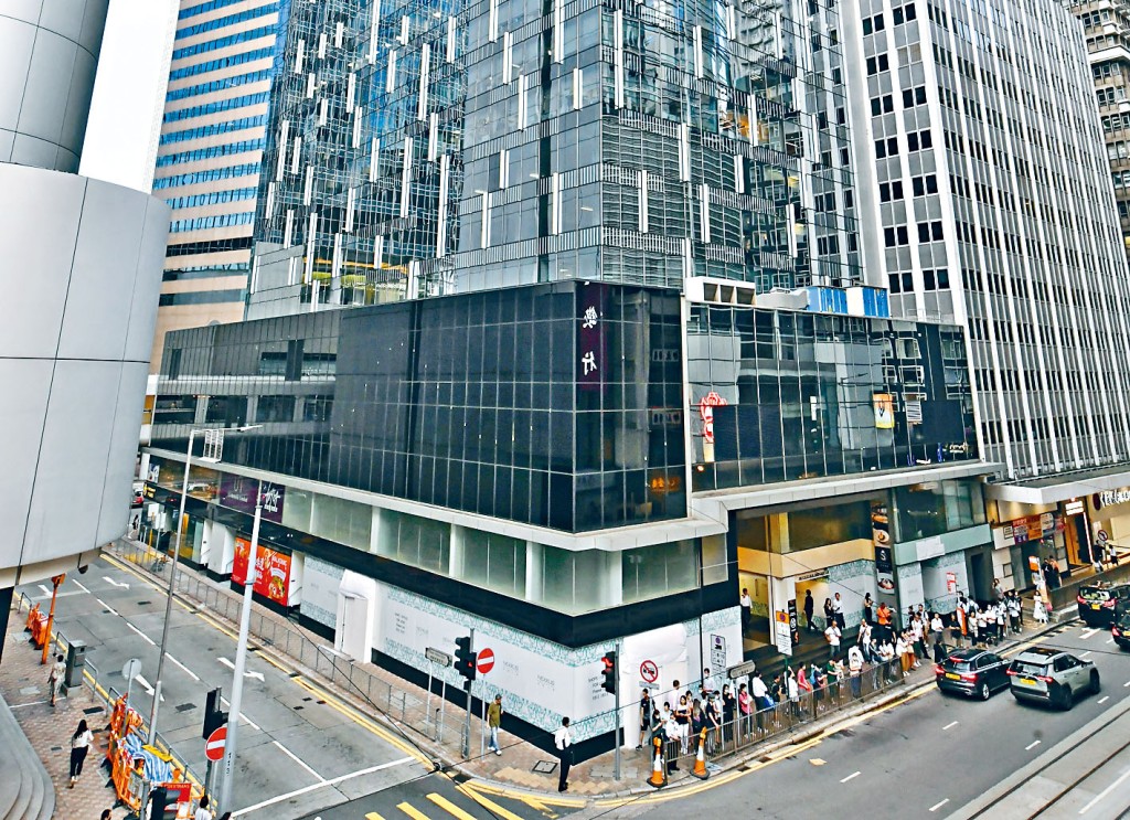 中環盈置大廈地舖及1樓，以每月55萬租出。