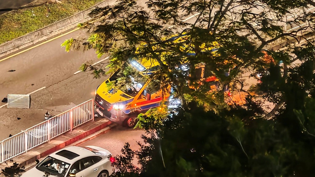 馬鞍山救護車失事 直撼路中石壆撞斷欄杆。FB：Kim Kim Donald@馬鞍山人和事