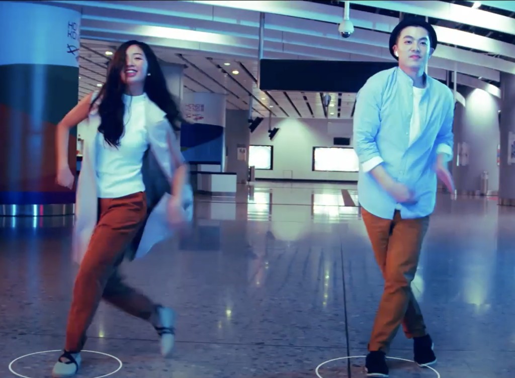 情侶跳舞介紹新一代智能身份證。影片截圖