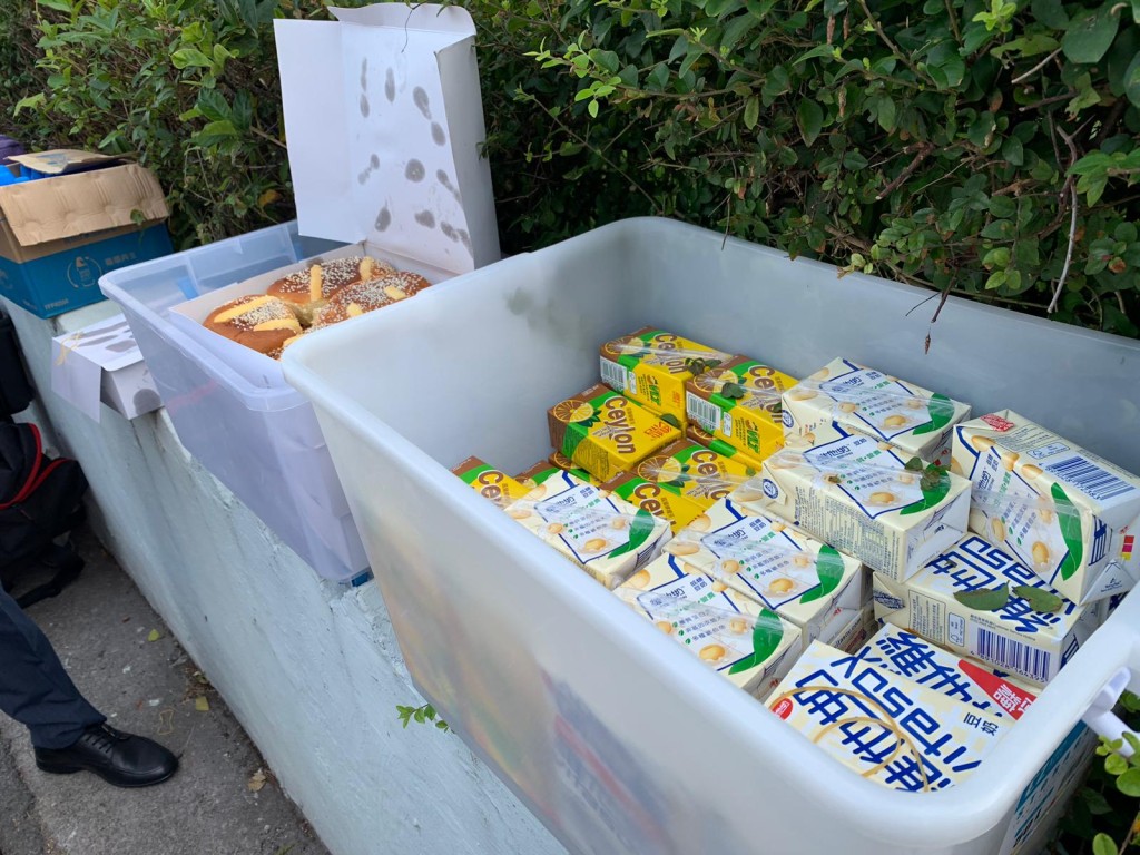 新地預備大批食物及飲品供在埸記者「醫肚」。徐曉伊攝
