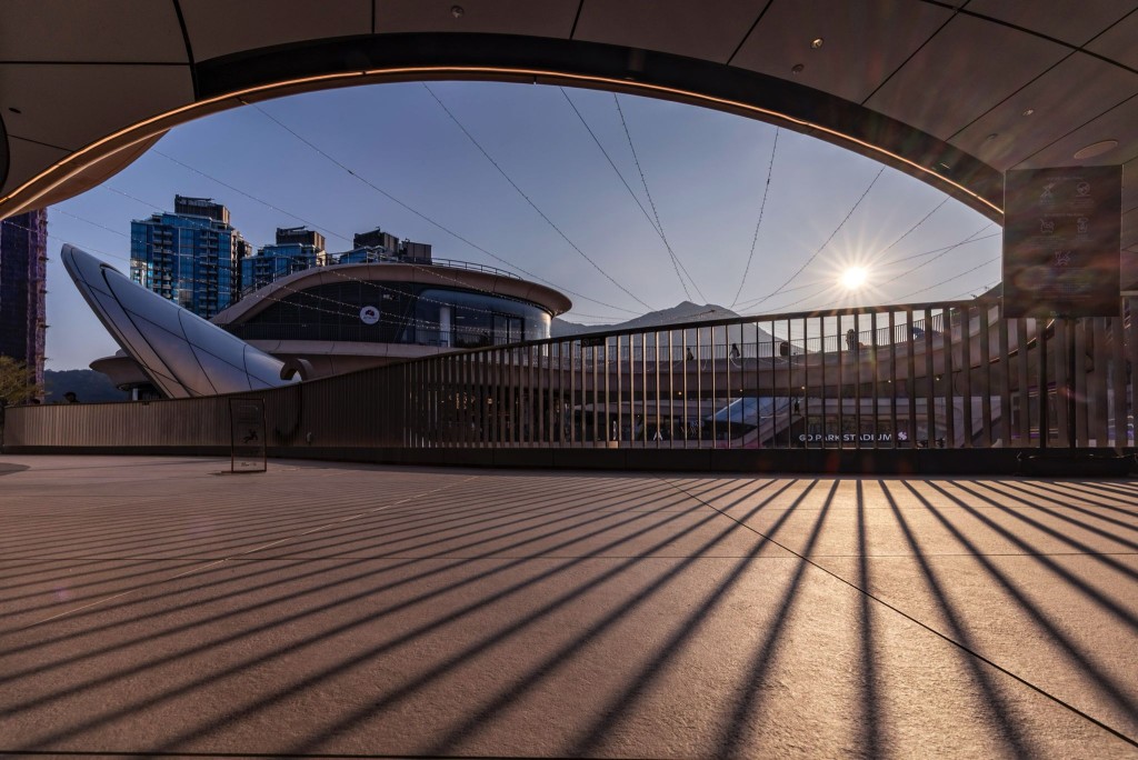 利用弧形天花作為前景，增加深度 感；太陽與地面投影形成對角構圖， 藍天襯托星芒，畫面充滿未來感與層 次。