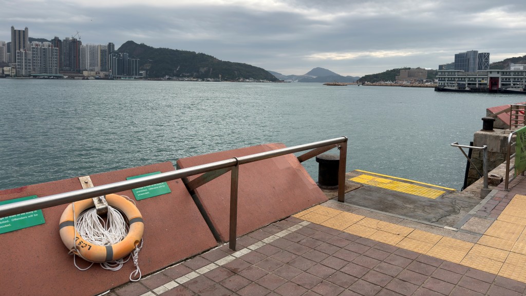 鰂魚涌婦人墮海昏迷 熱心船家救起