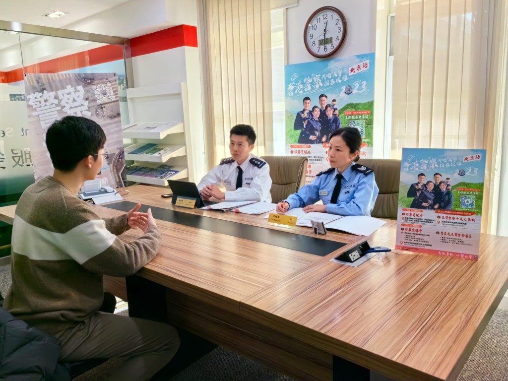 香港駐京辦內，警員最後面試室內的學生和考官。張言天攝