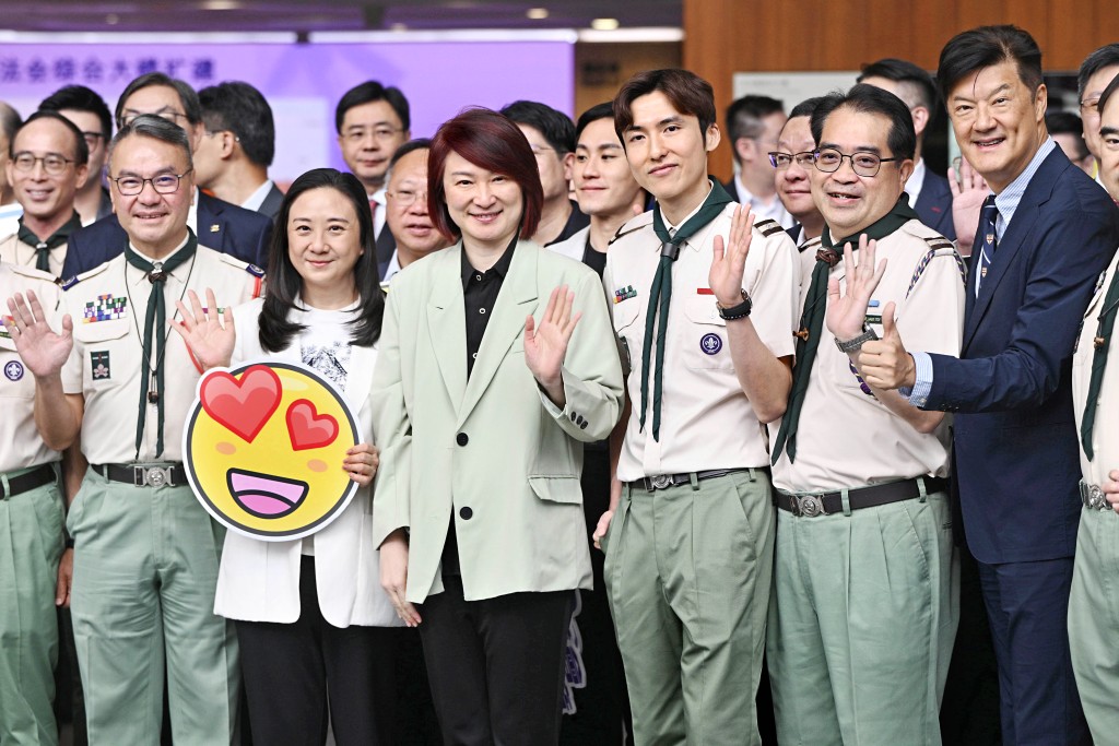 立法會主席李慧琼率領多位議員與星島新聞集團主席兼童軍總會執行委員會主席蔡加讚等童軍總會代表合照。