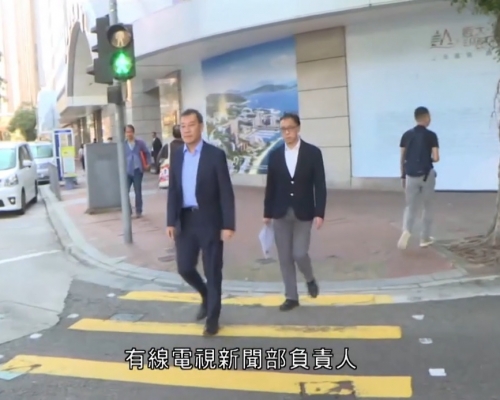 有線新聞部負責人到警察投訴課遞交投訴信。有線截圖