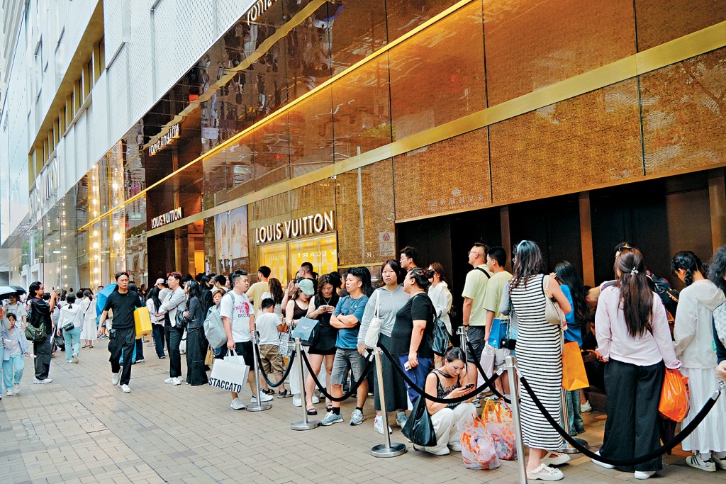 尖沙咀廣東道昨日人頭湧湧，名店外輪候入場人龍不斷。