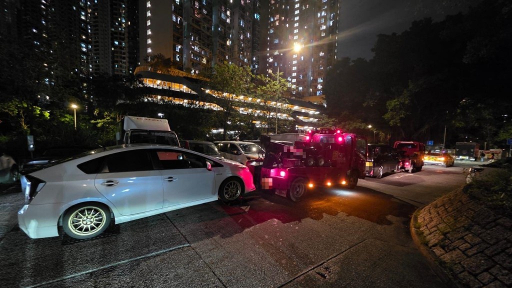 警新界北放蛇打擊白牌車拘捕2男司機。警方圖片