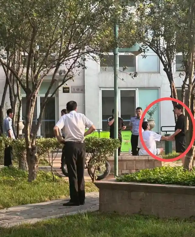 事發後多人圍觀。