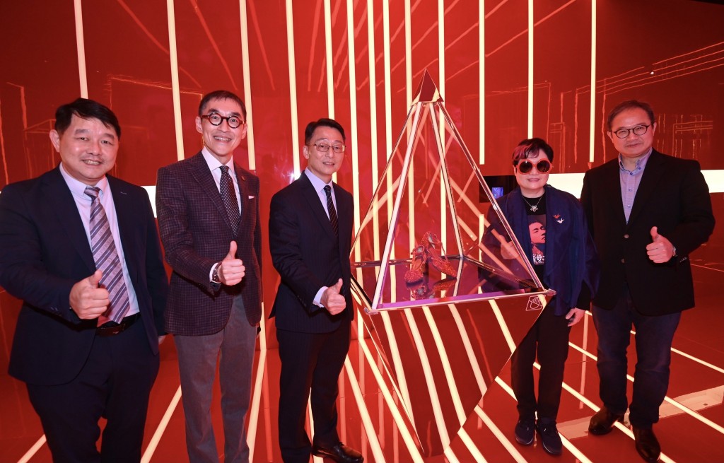 陈淑芬感谢香港文化博物馆总馆长林国辉（左1）等人。