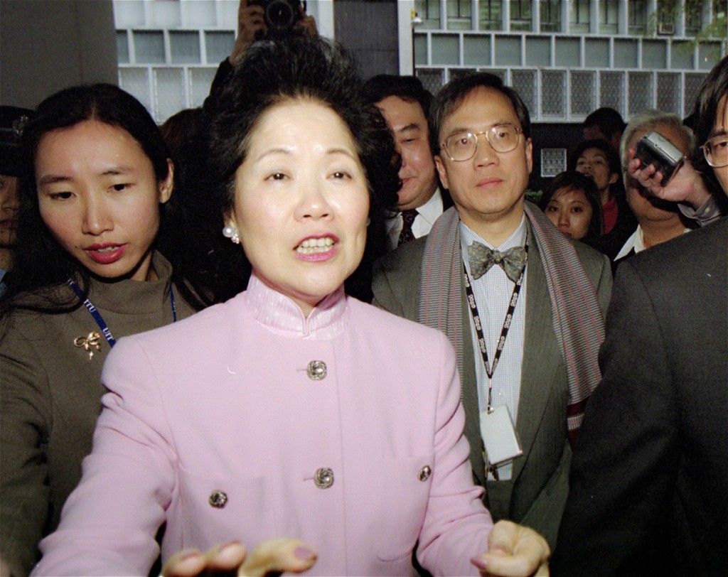 陳方安生(紅衣)出任政務司期間曾與曾蔭權共事。資料圖片