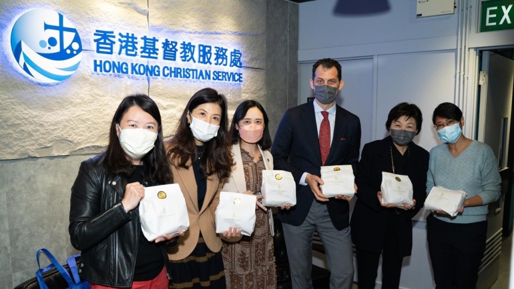 香港基督教服務處獲香港四季酒店捐贈牛油曲奇。香港基督教服務處圖片