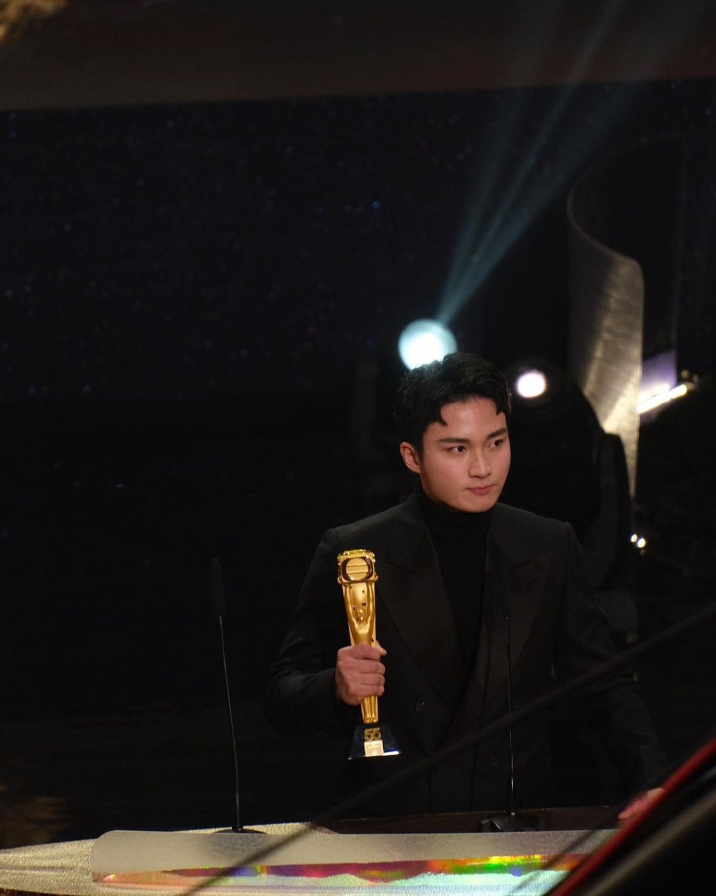 現年二十七歲的周嘉洛憑《痞子殿下》於《萬千星輝頒獎典禮2022》奪得最受歡迎電視男角色。