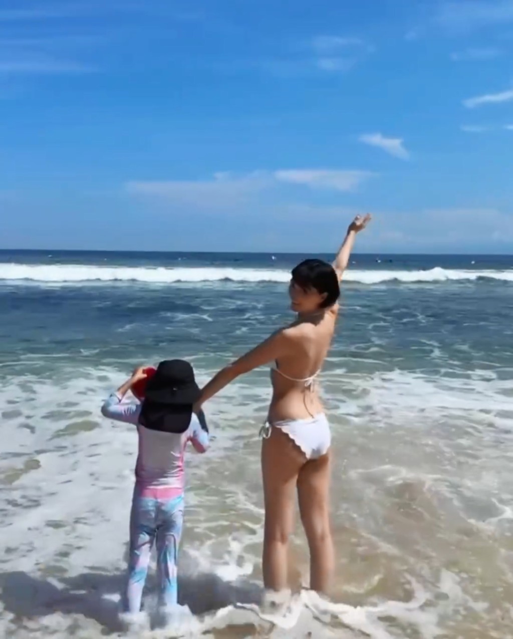陳嘉寶笑言與女兒一起,很難穿三點式。 陳嘉寶笑言與女兒一起,很難穿三點式。