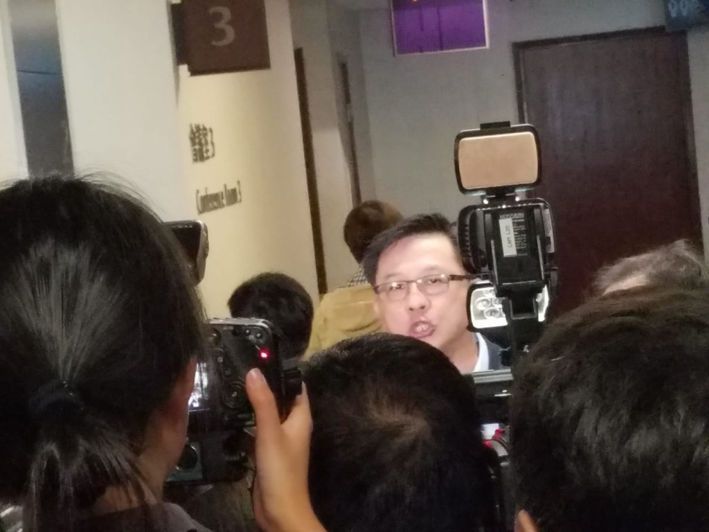 何君堯指控區諾軒非法禁錮,後者以傳媒有採訪權反駁。