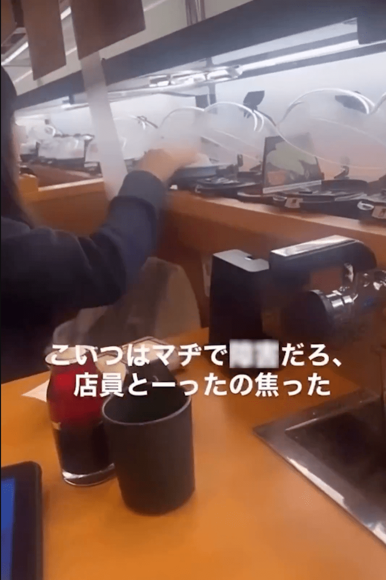 另一段網上影片，清晰見到女子所坐位置及動作，包括揭開壽司蓋及逐一摸壽司。X@korekore19