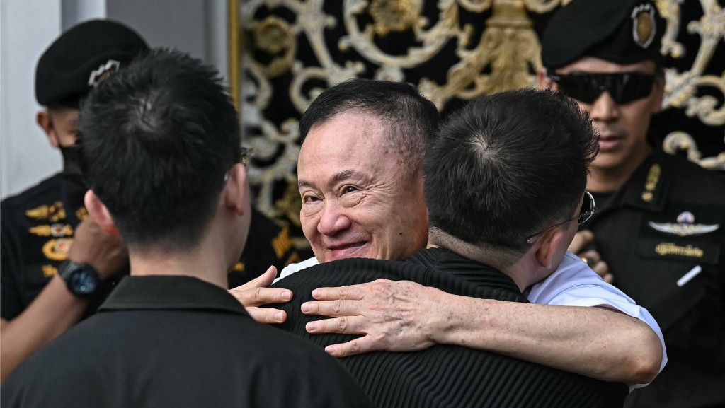 2026年5月11日，泰国前总理他信获释，家人和亲属前来迎接。法新社
