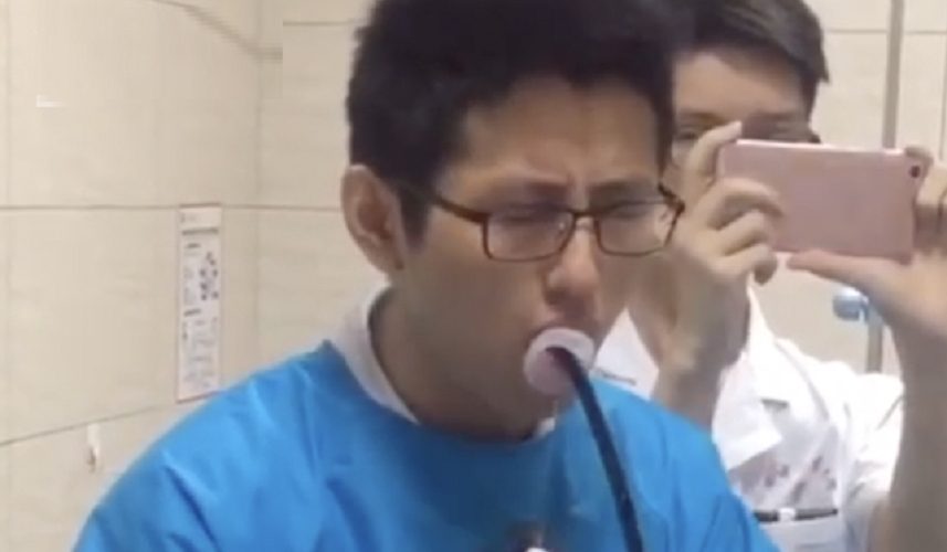 醫生為自己進行腸鏡及胃鏡檢查。片段截圖