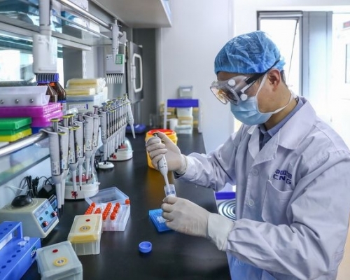 北大研發新冠特效藥進入臨床實驗,藥物兼具短期免疫功能。(新華社資料圖片)