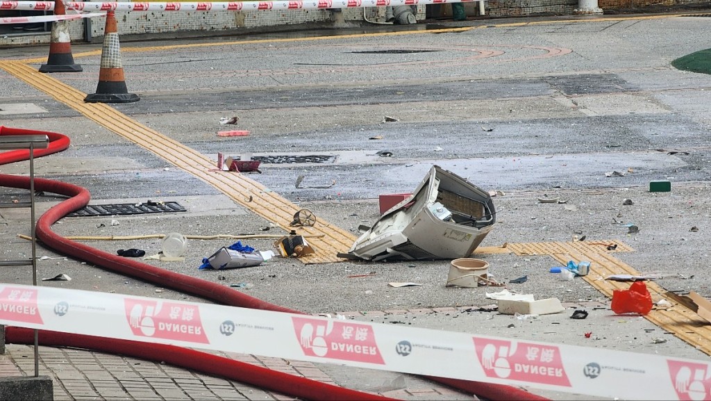 大廈現場外滿地冷氣機殘骸及瓦礫。黃文威攝