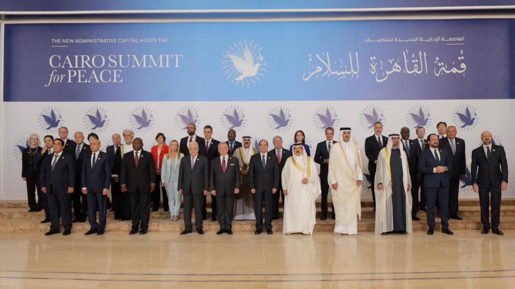 埃及總統塞西（前排左六）於10月21日開羅和平峰會舉行之前與其他領導人合影。 路透社