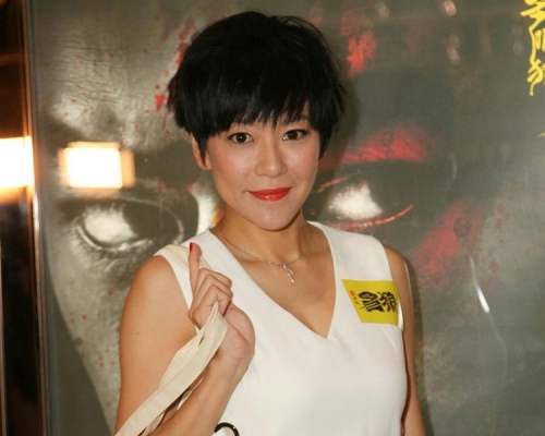 梁敏儀手指生水瘤。