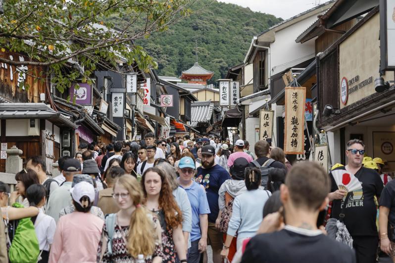 京都清水寺附近的清水坂擠滿外國觀光客。路透社 京都清水寺附近的清水坂擠滿外國觀光客。路透社